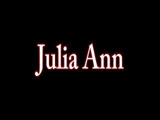 Breasty Milf Julia Ann lässt Fußbolzen mit der Zunge ihre Füße aufnehmen